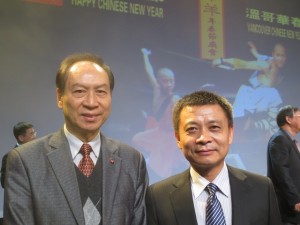  The photo of President Dr Joseph Hui and the China Deputy Consulate General Fan XiaoDong.  会长许锦松博士(左)中国驻温哥华副总领事樊晓东(右)